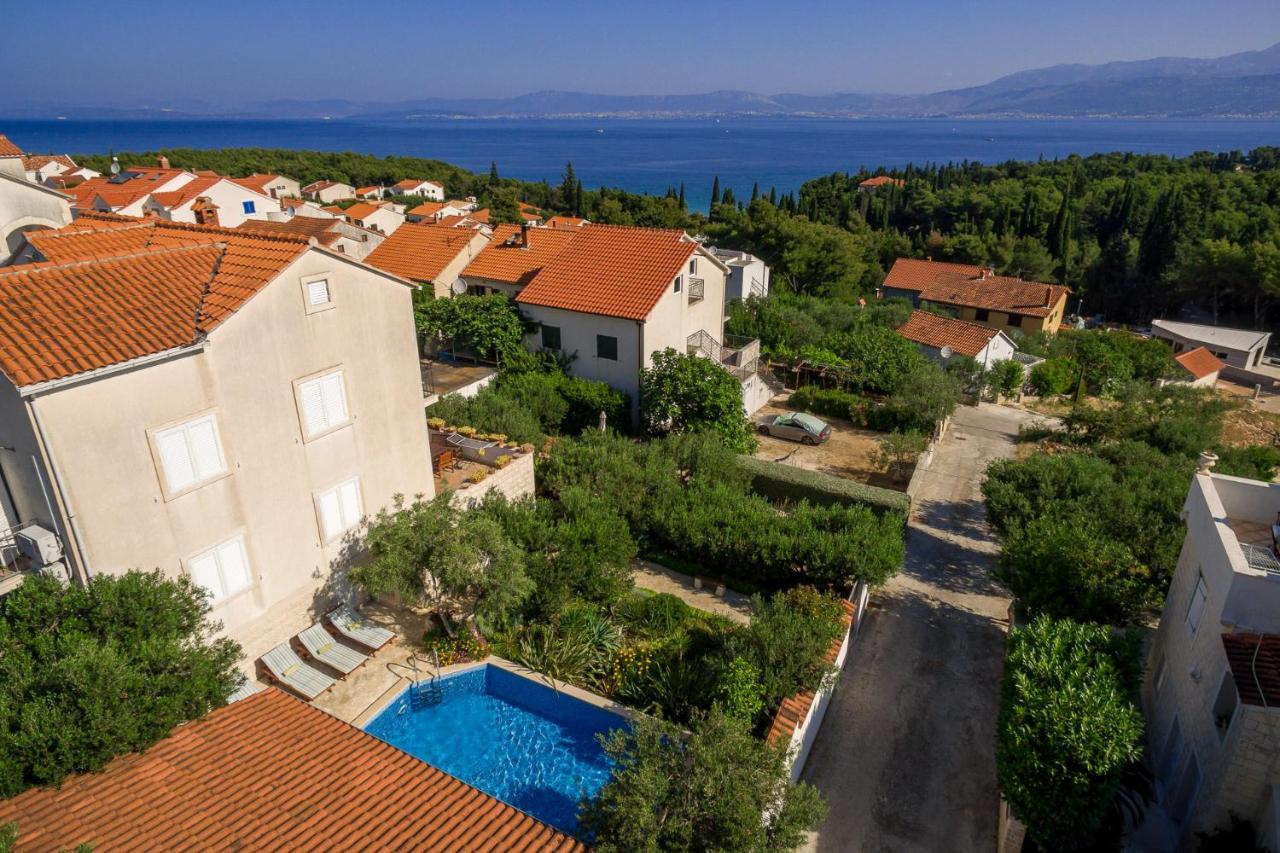 Holiday Home Lukrecia, for 9, private pool, free parking, 450 m from the beach - B&B San Pietro di Brazza