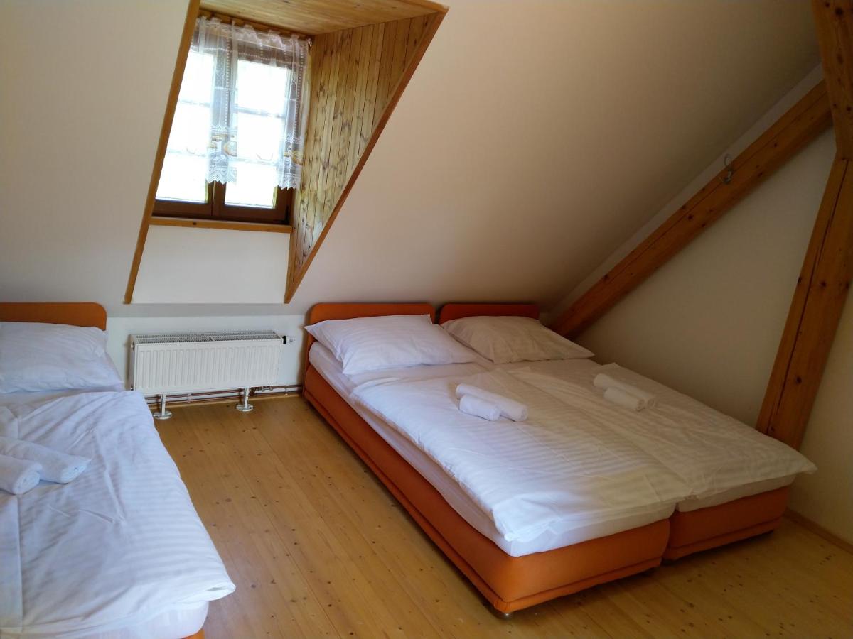 Camera Tripla con Vista Giardino