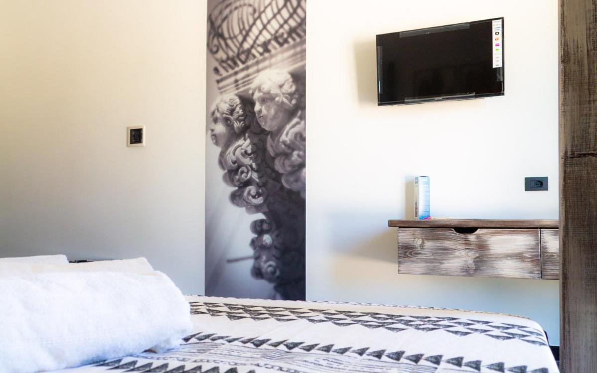 Deluxe Room (2 Adults + 1 Child)
