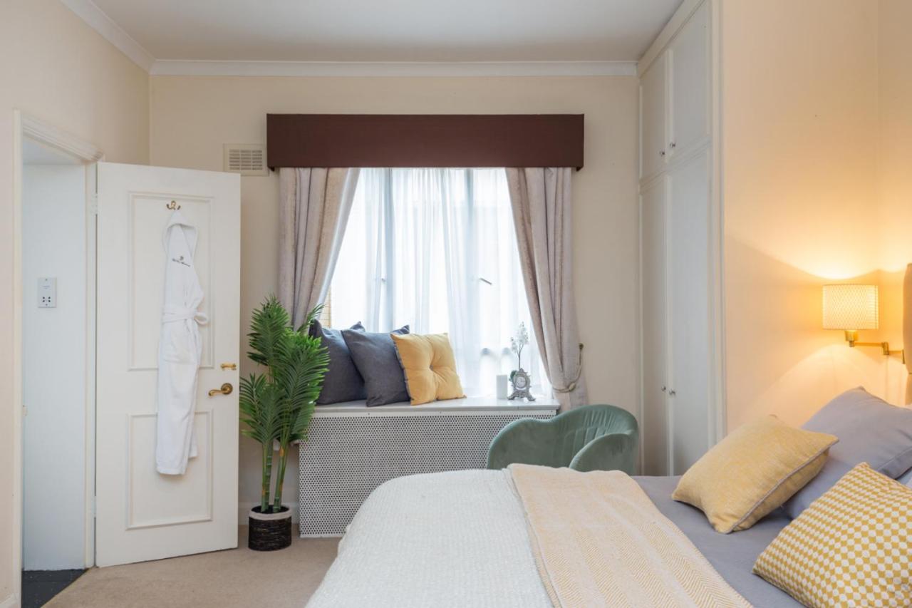 Deluxe Three-Bedroom Apartment