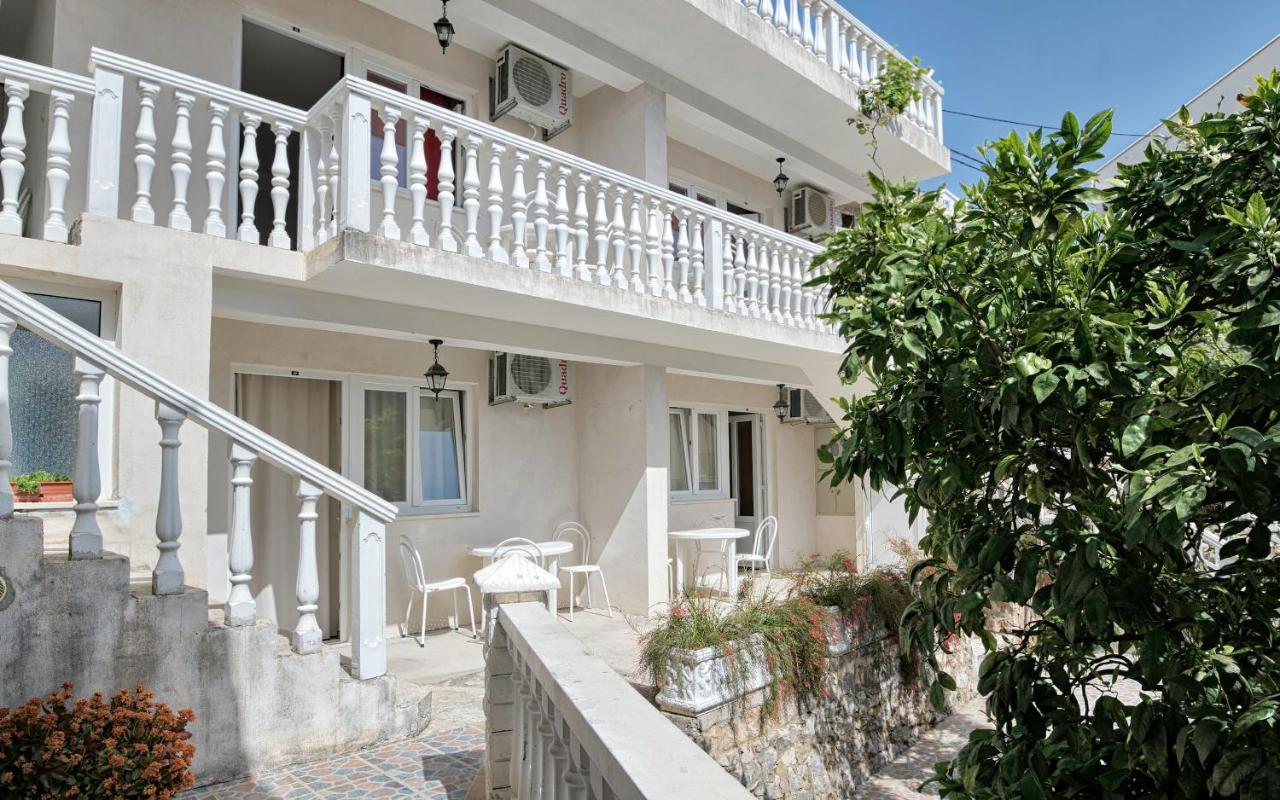 Apartment with Garden View