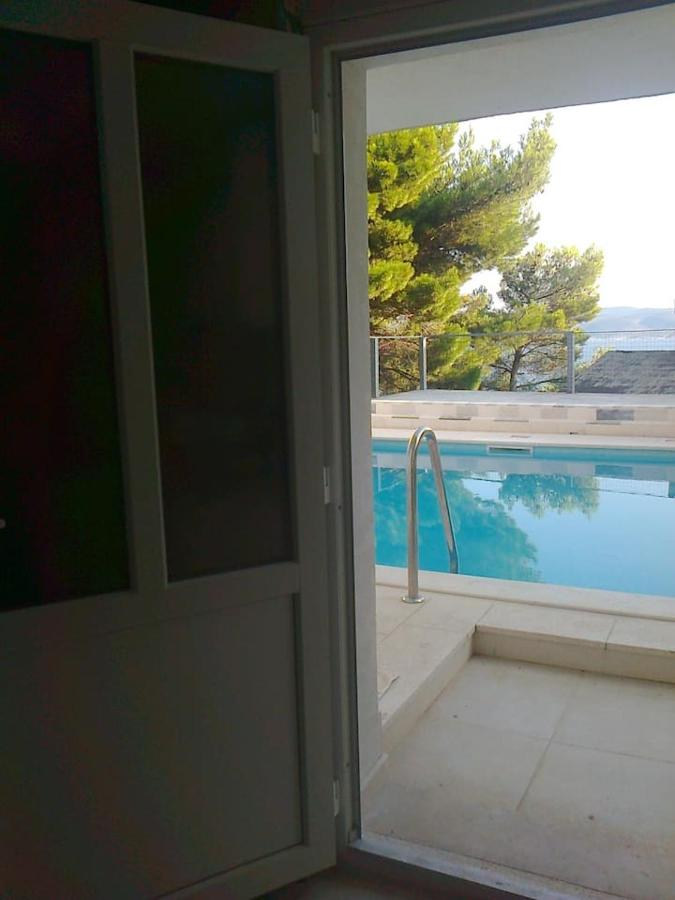 Entire home with a swimming pool for 12 in Marusici - B&B Marušići
