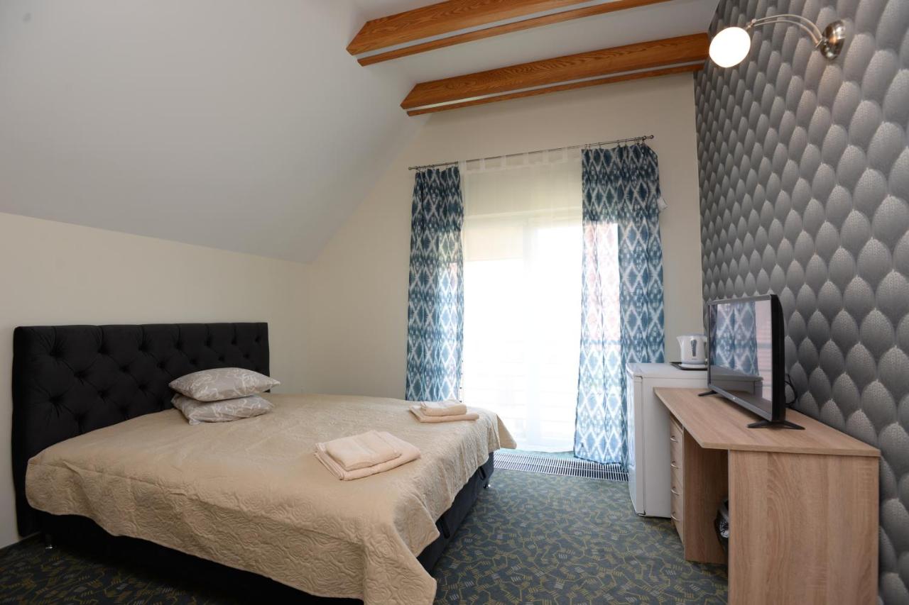 Zimmer mit Queensize-Bett und Gemeinschaftsbad