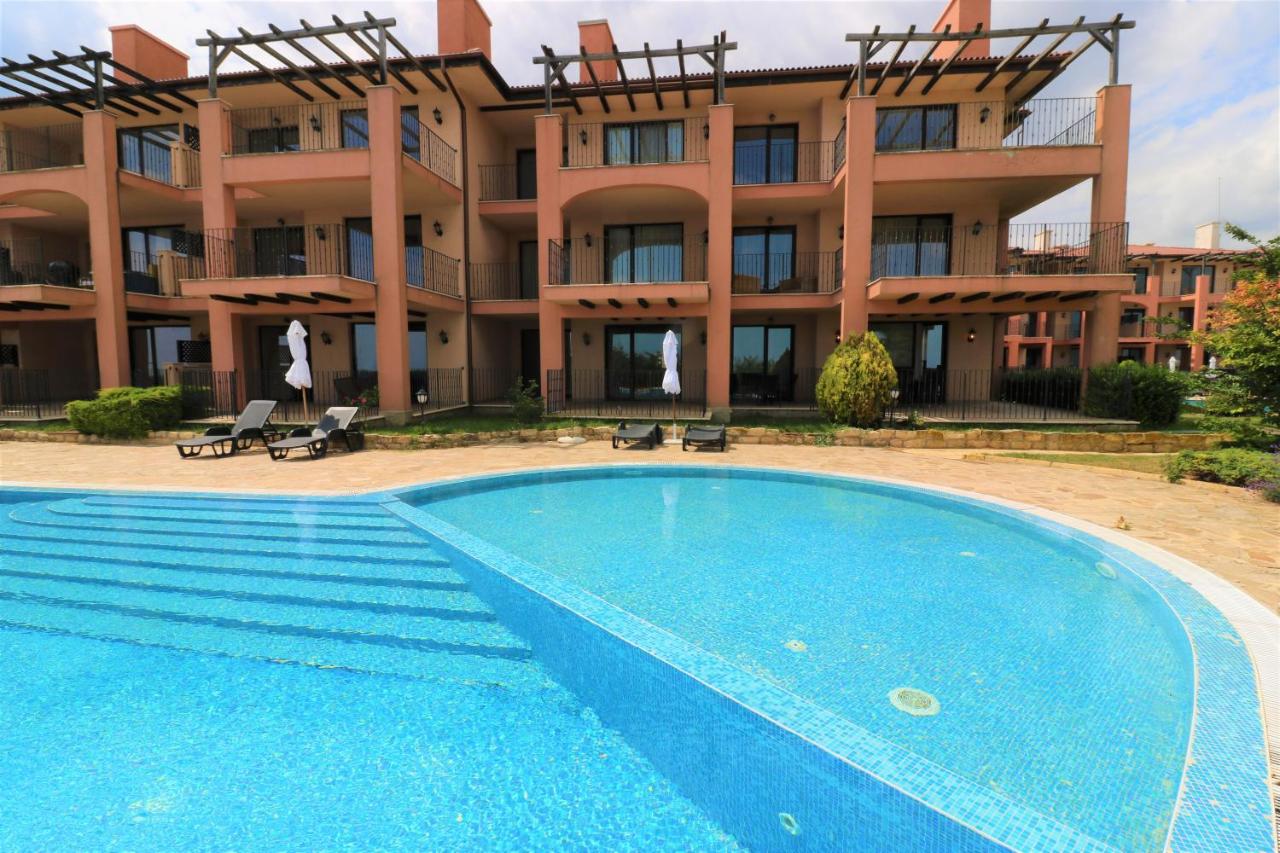 Apartment with Pool View 