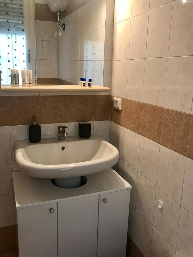 CUTE FLAT - BEST PRICE - Wi Fi - AC - TV - B&B
