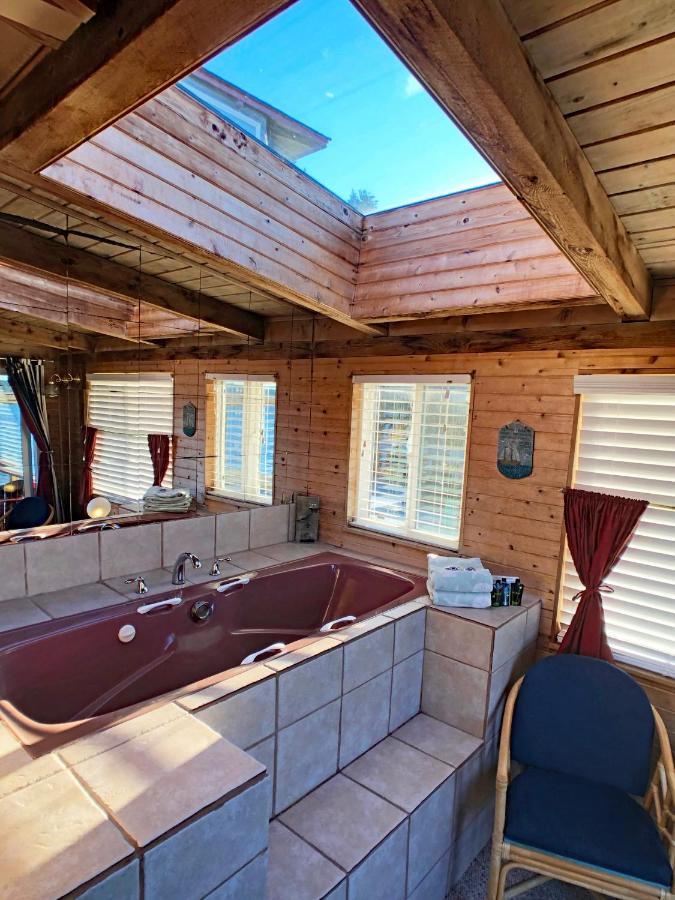 Zimmer mit Queensize-Bett und Whirlpool-Badewanne