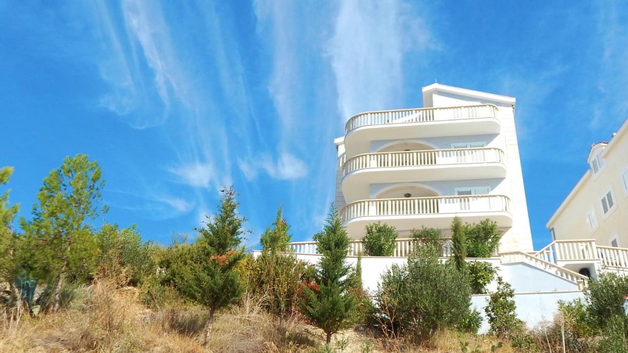 Seafront apartments Nemira Omis - Ferienwohnung Omiš