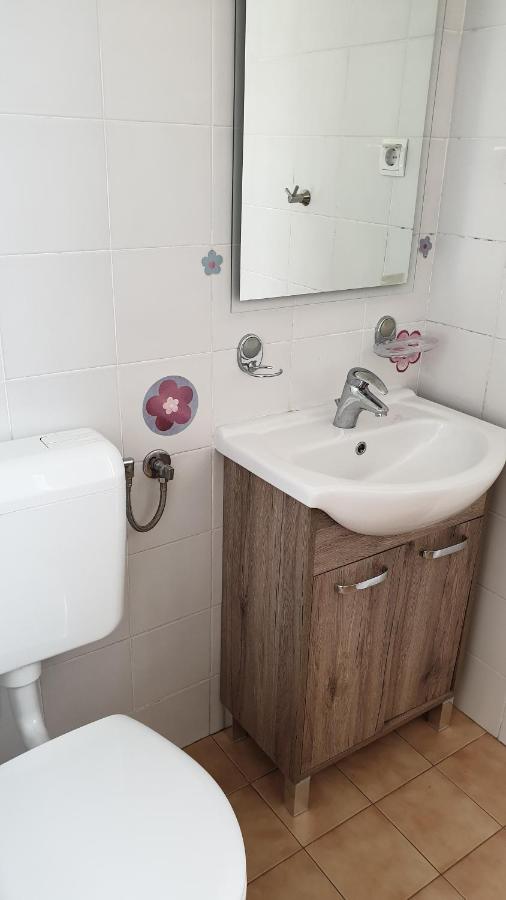 Tweepersoonskamer met 2 Aparte Bedden en Eigen Badkamer