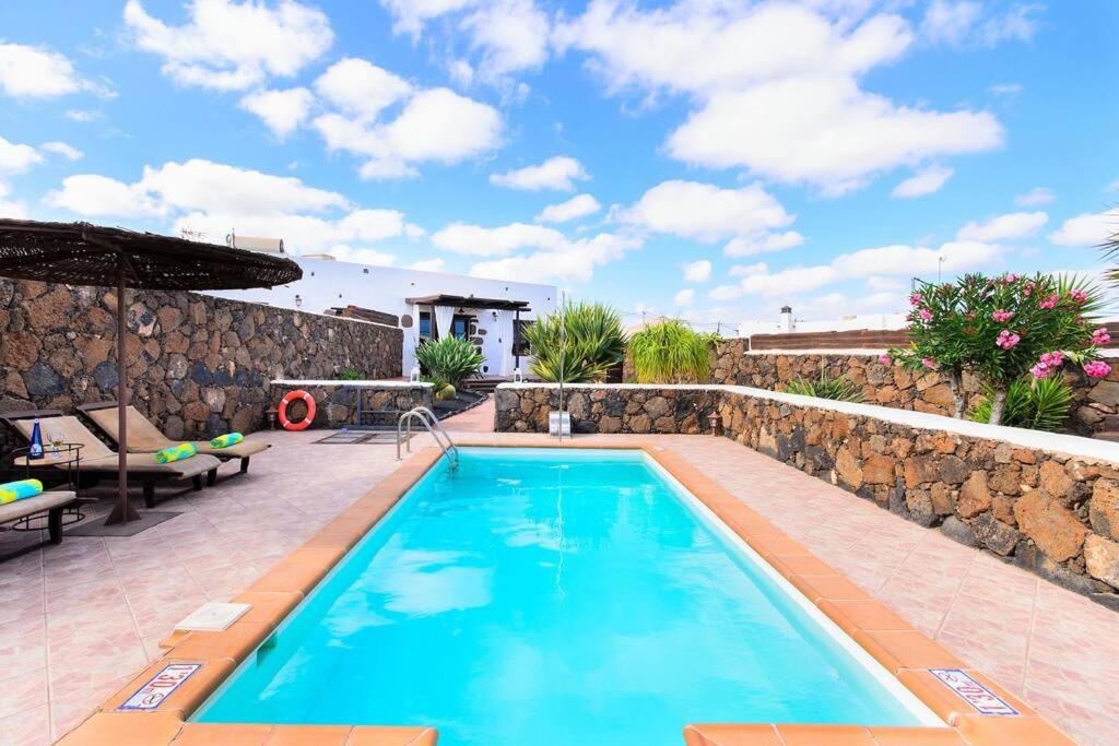 El Caserío de Güime Villa con Piscina Climatizada - B&B San Bartolomé