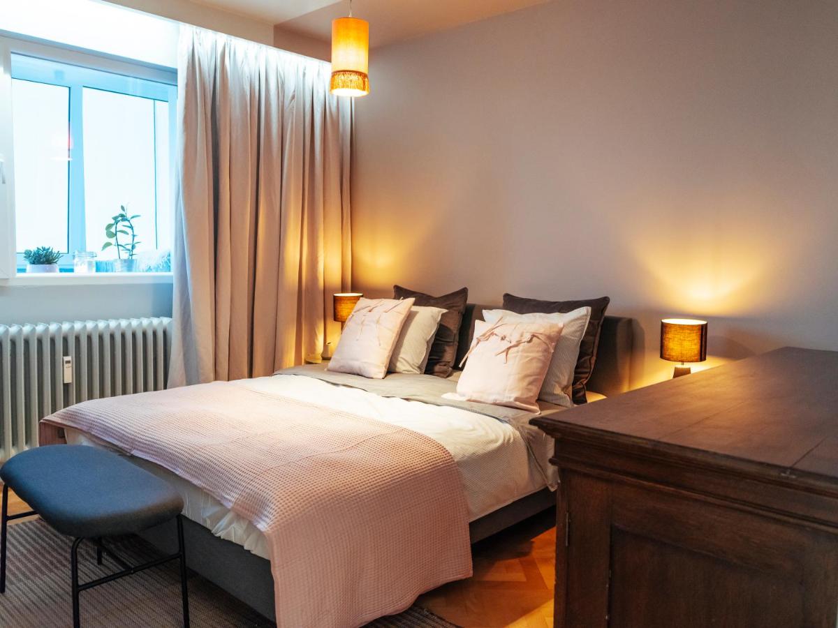 B&B Bucharest - ParkLake Design Apartment - Fabulous View - Netflix - Bed and Breakfast Bucharest