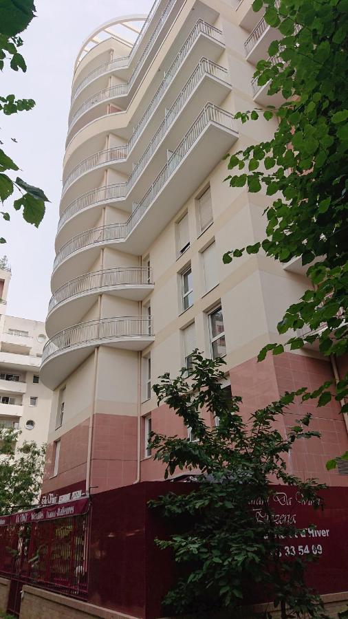 10 min Walk Metro Line 1-Faubourg La Defense - B&B