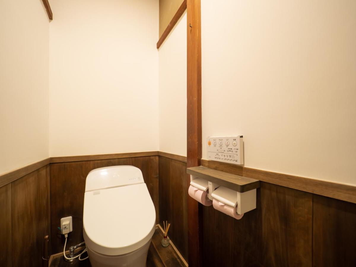 Deze driepersoonskamer heeft een gedeelde badkamer.