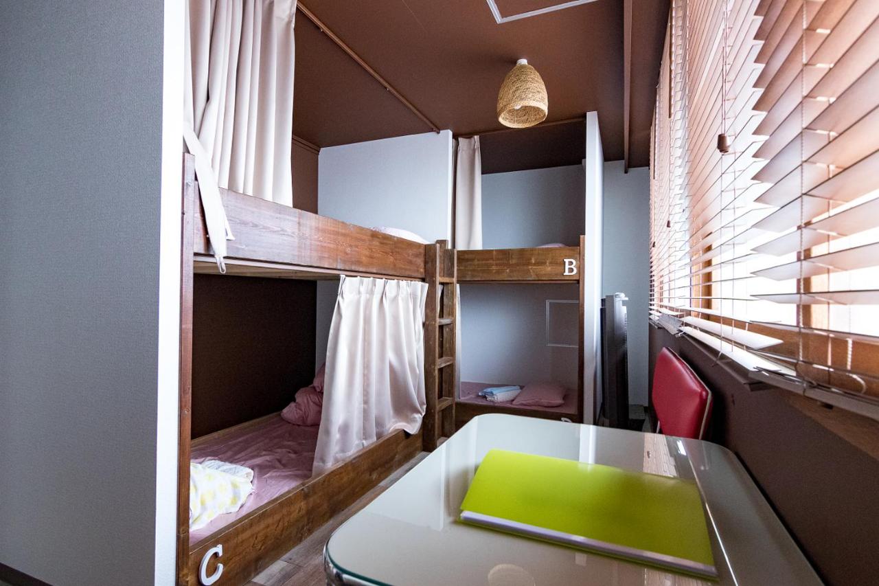 Vierbettzimmer mit Badewanne