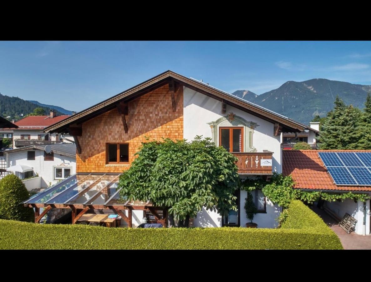 B&B Garmisch-Partenkirchen - Ferienwohnung zum Servus - Bed and Breakfast Garmisch-Partenkirchen