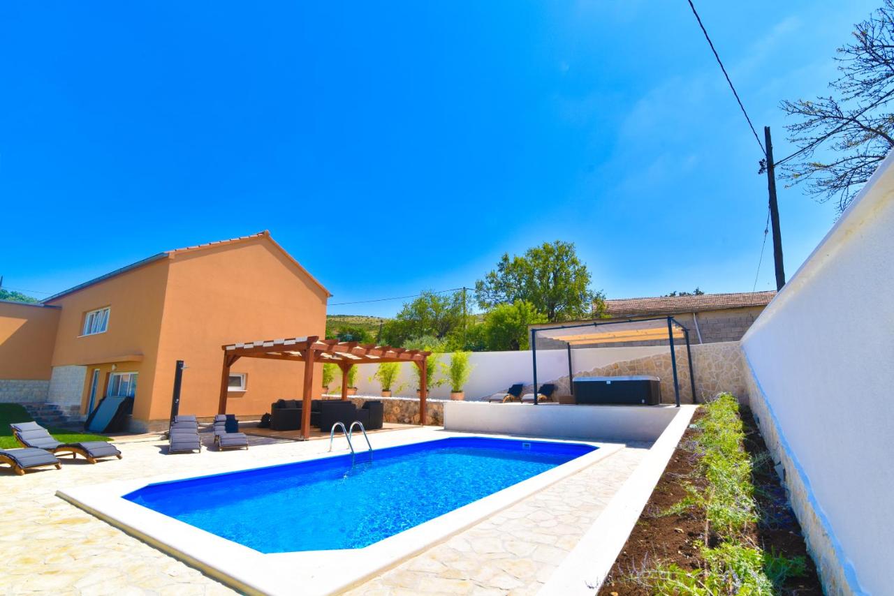 Villa Village Idylle with heated pool, sauna, jacuzzy and private parking - Bed and Breakfast
