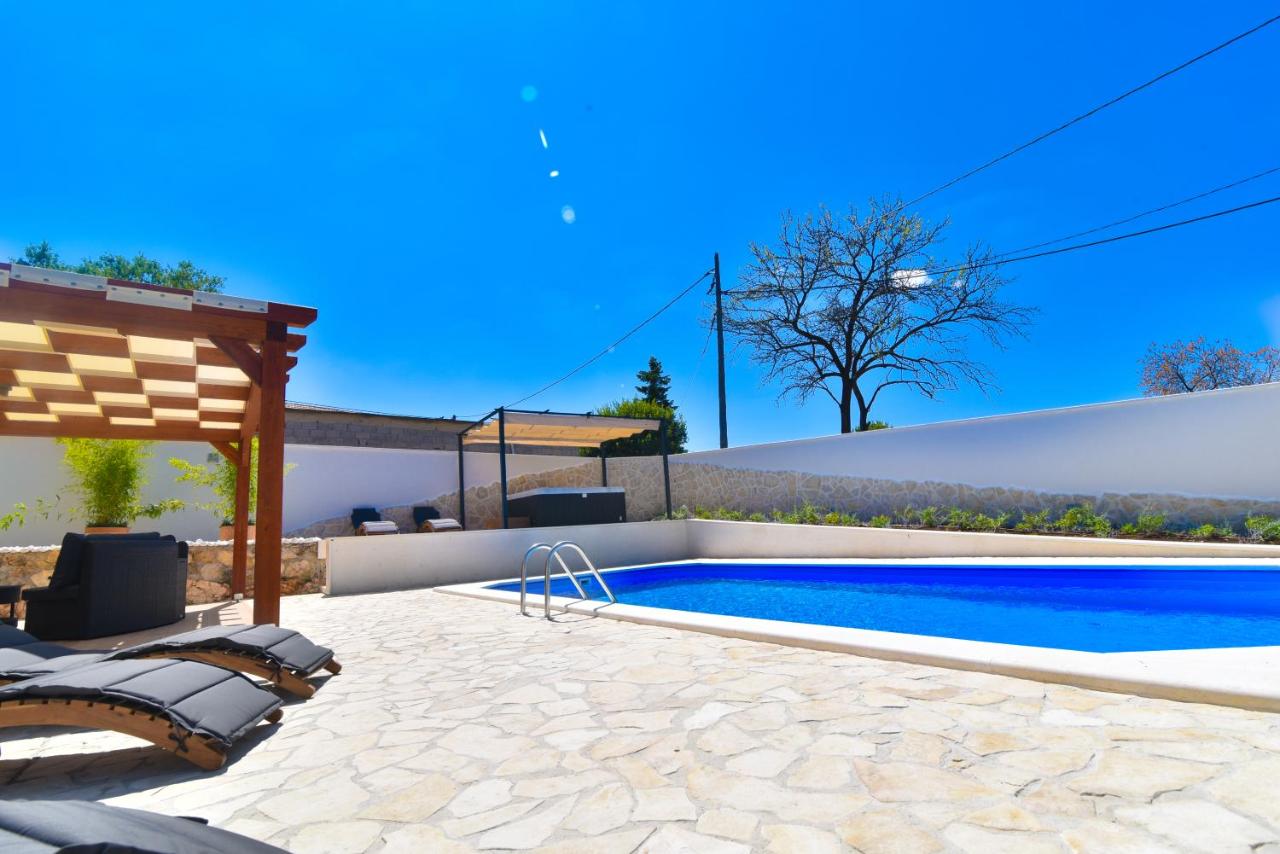 Villa Village Idylle with pool, sauna, jacuzzy and private parking - B&B Sukošan
