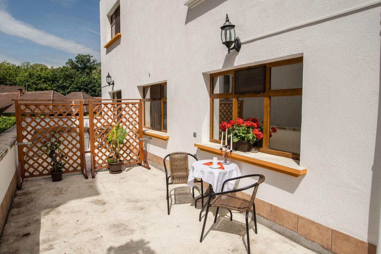 One-Bedroom Apartment with Balcony