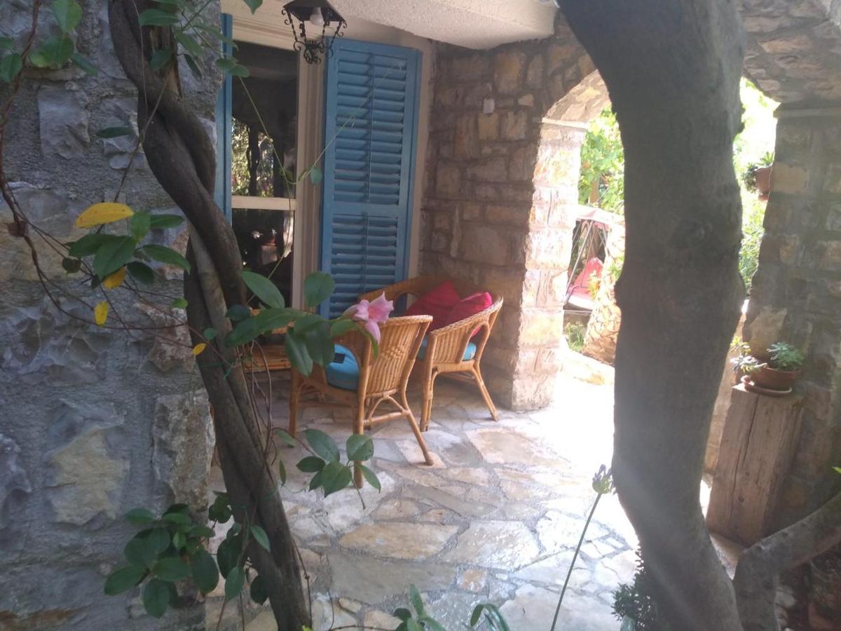 Sea-side Old Stone Villa with a private Garden - B&B Budua