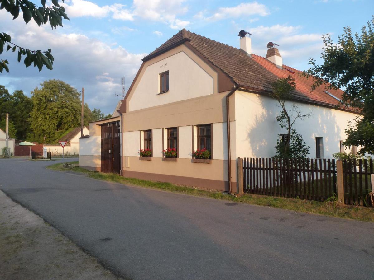 chalupa U Hovorků s bazénem - u pískoven Vlkov - Chambres d'hôtes Veselí nad Lužnicí