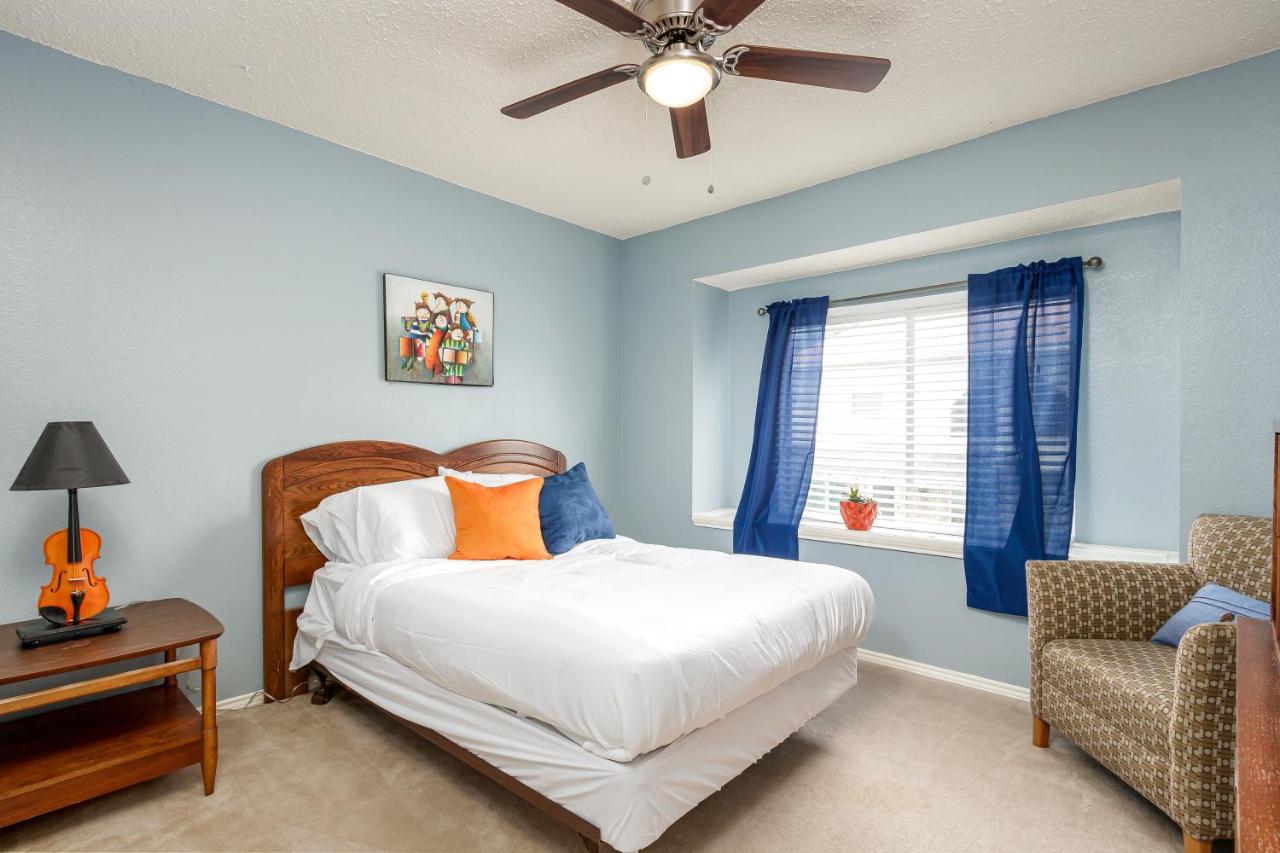 Symphony Home near Fort Worth Stockyard, Globe Life, AT&T by HomeStayPros - Ferienwohnung