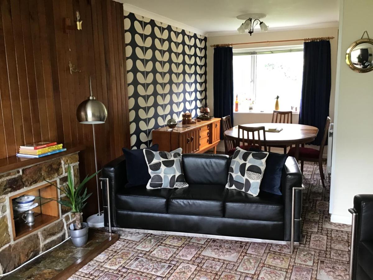 B&B Holyhead - Bryn Eithin, Retro 70’s style Bungalow - Bed and Breakfast Holyhead