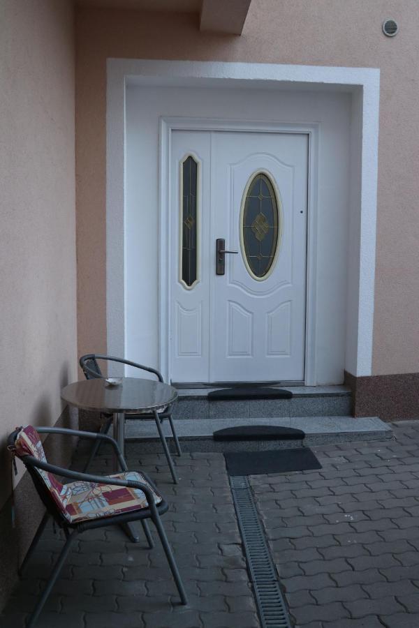The Lakehouse Villa Neusiedl am See Wienerstraße 8 - Chambres d'hôtes Neusiedl am See