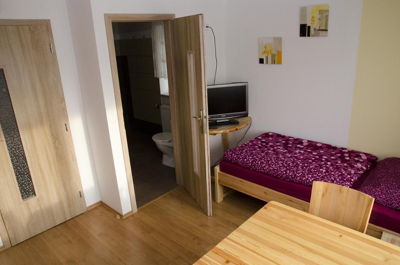 Tweepersoonskamer met 2 Aparte Bedden en Badkamer