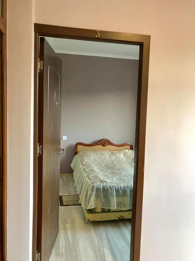 Camera Doppia con Letti Singoli e Bagno in Comune