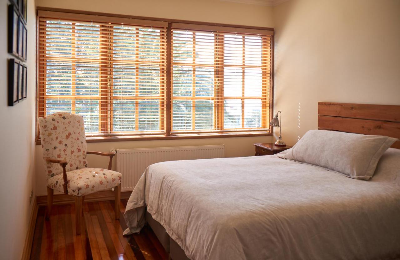 Deluxe Double Room with Side Sea View
