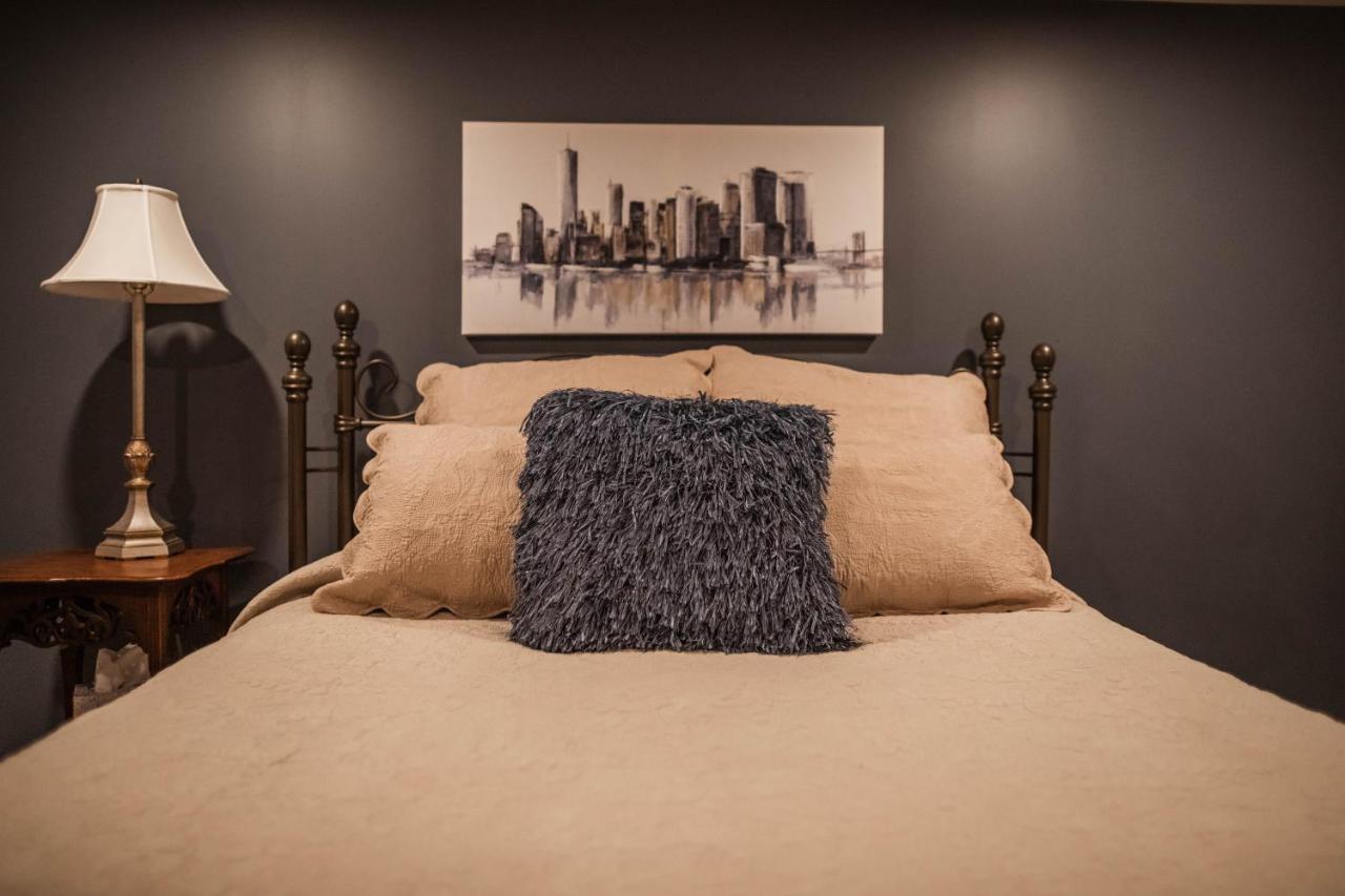 Zimmer mit Queensize-Bett und Gemeinschaftsbad