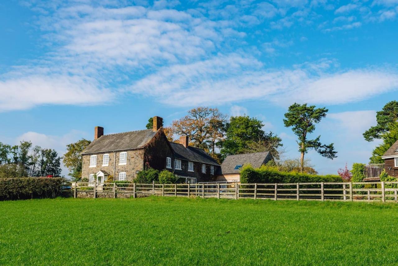 Mid-Wales Farmhouse, swimming pool, tranquil countryside views, sleeps 14 - B&B
