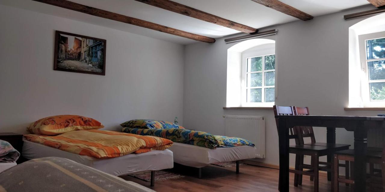 Vierbettzimmer mit Gartenblick