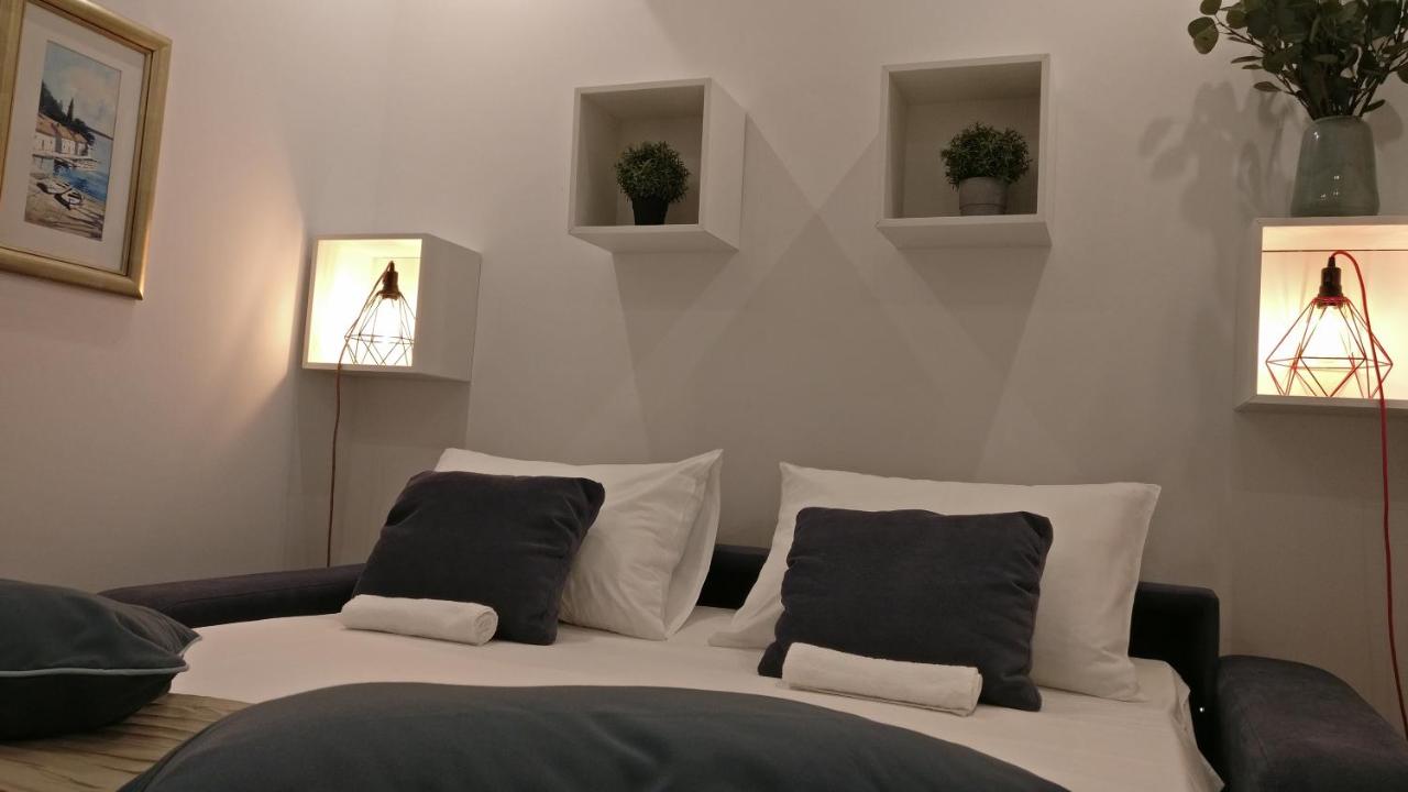 Budget Double Room with Shared Kitchen & Terrace