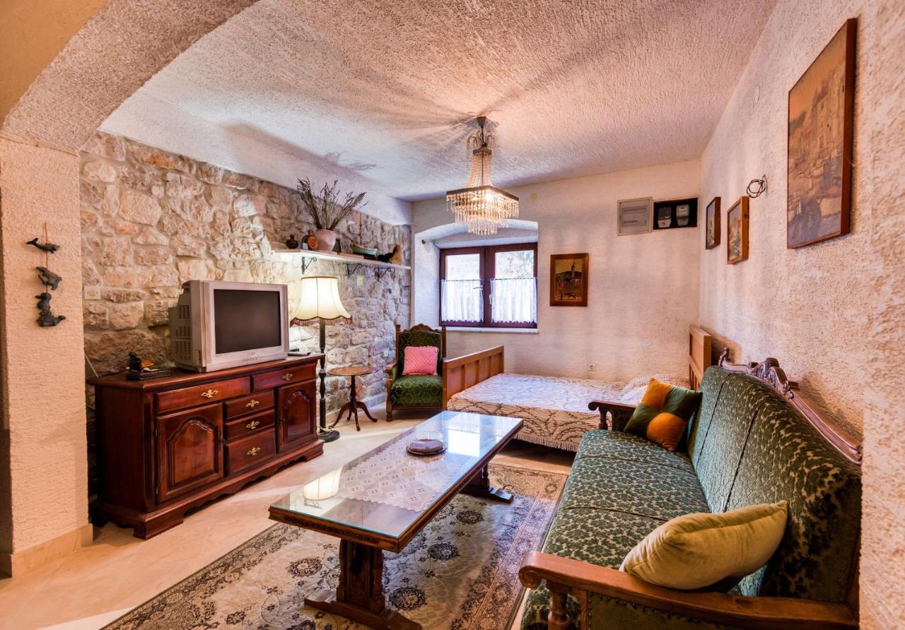 B&B Zlarin - Apartments Land - 100m to the sea - Bed and Breakfast Zlarin