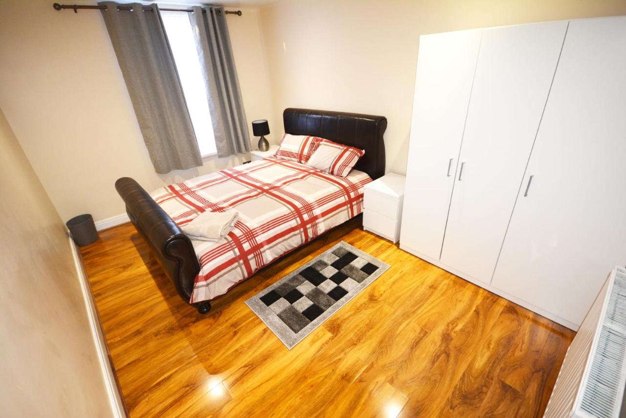 B&B Londen - London Zone 2 Three Bedroom Apartment - Bed and Breakfast Londen
