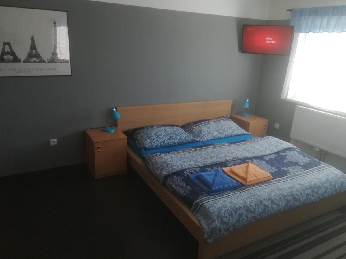 Tweepersoonskamer met 2 Aparte Bedden en Eigen Badkamer