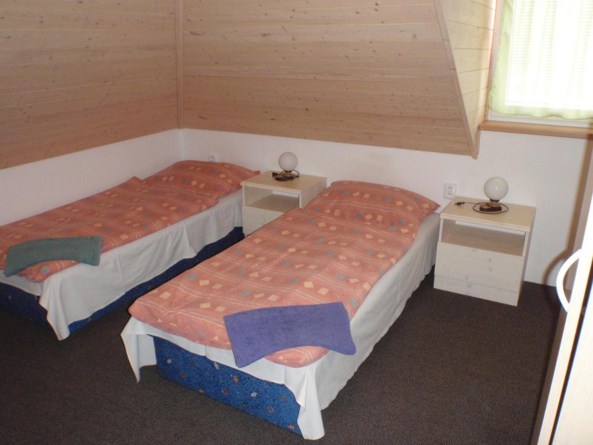 Tweepersoonskamer met 2 Aparte Bedden en Gedeelde Badkamer
