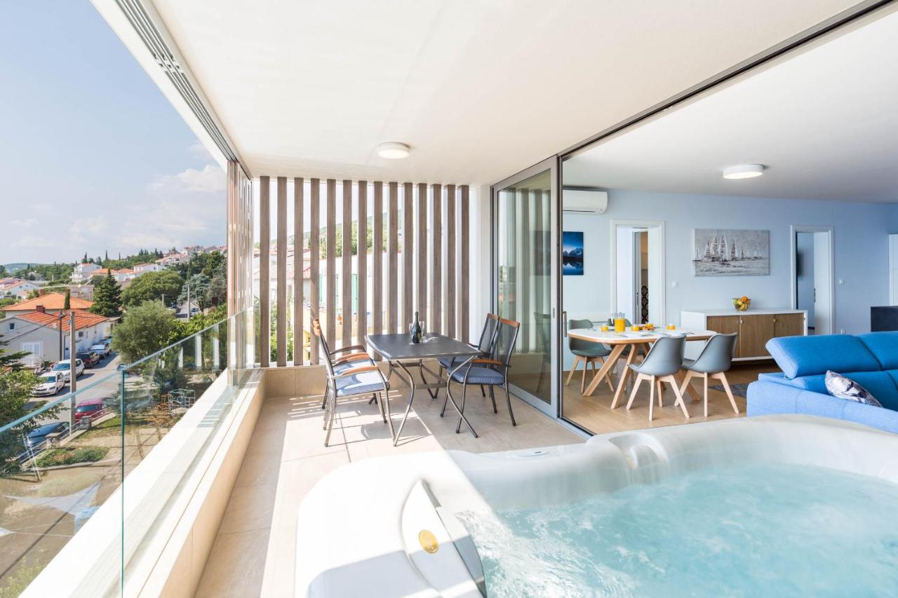 Apartment with Pool View 