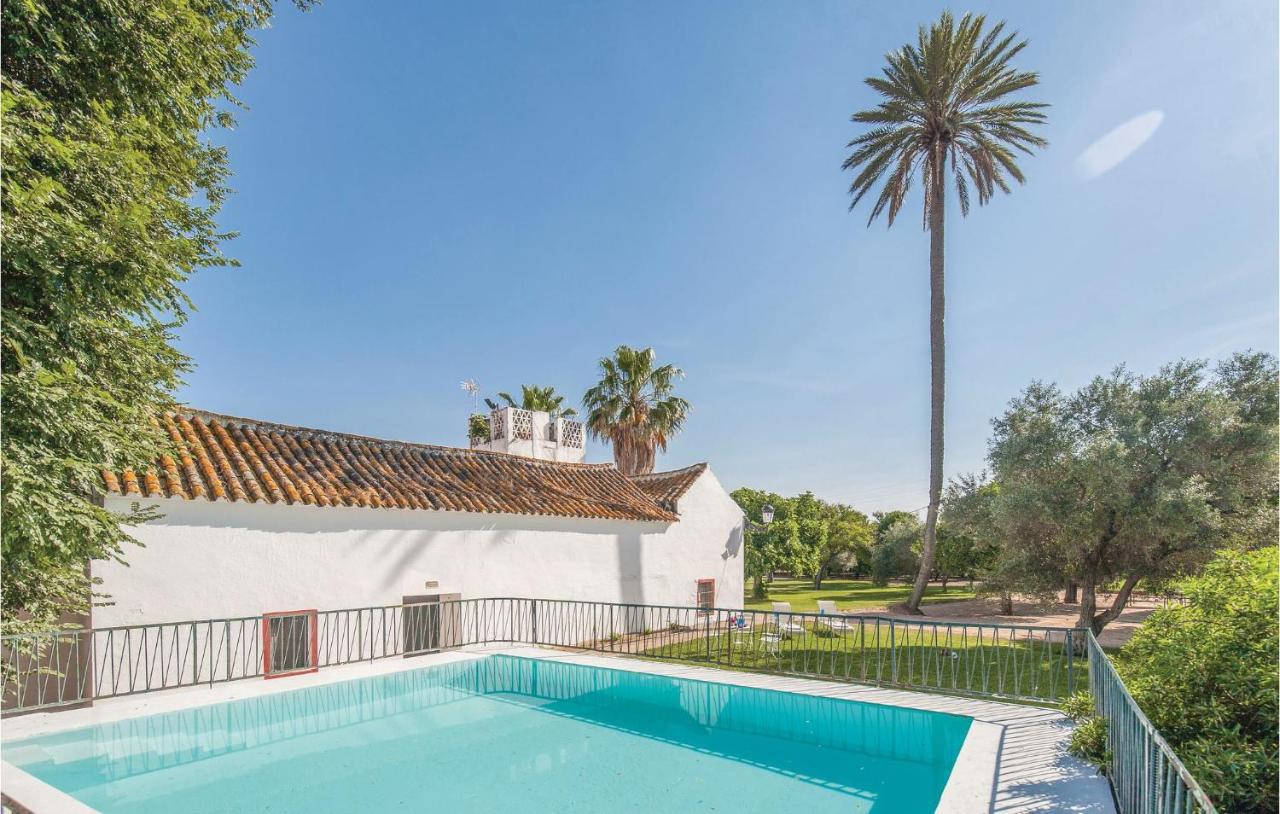 B&B La Campana - Amazing Home In La Campana, Sevilla With 5 Bedrooms, Outdoor Swimming Pool And Swimming Pool - Bed and Breakfast La Campana