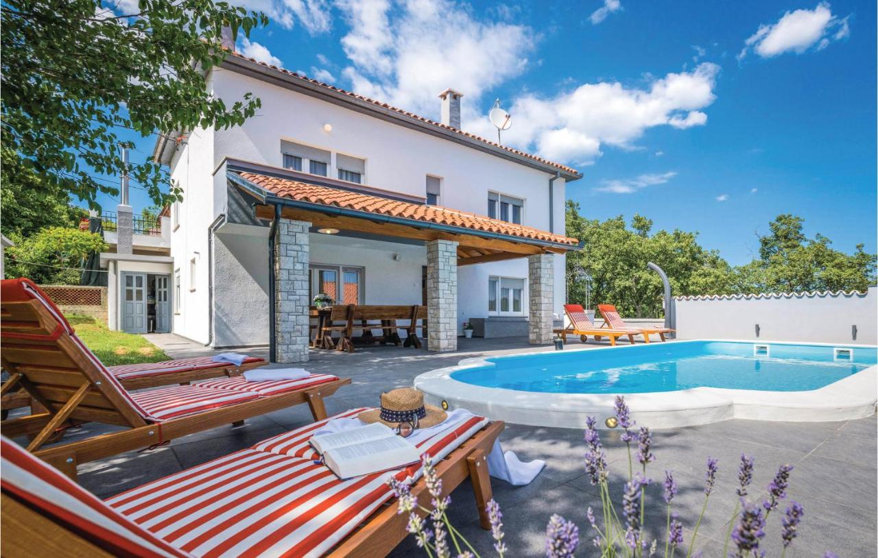 B&B Manjadvorci - Awesome Home In Manjadvorci With Outdoor Swimming Pool - Bed and Breakfast Manjadvorci