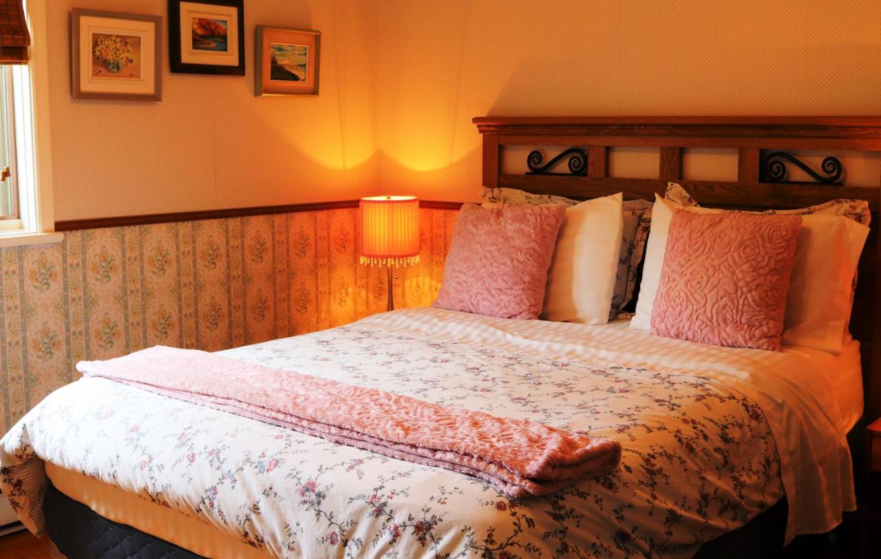 Double Room with Shared Bathroom and Garden View