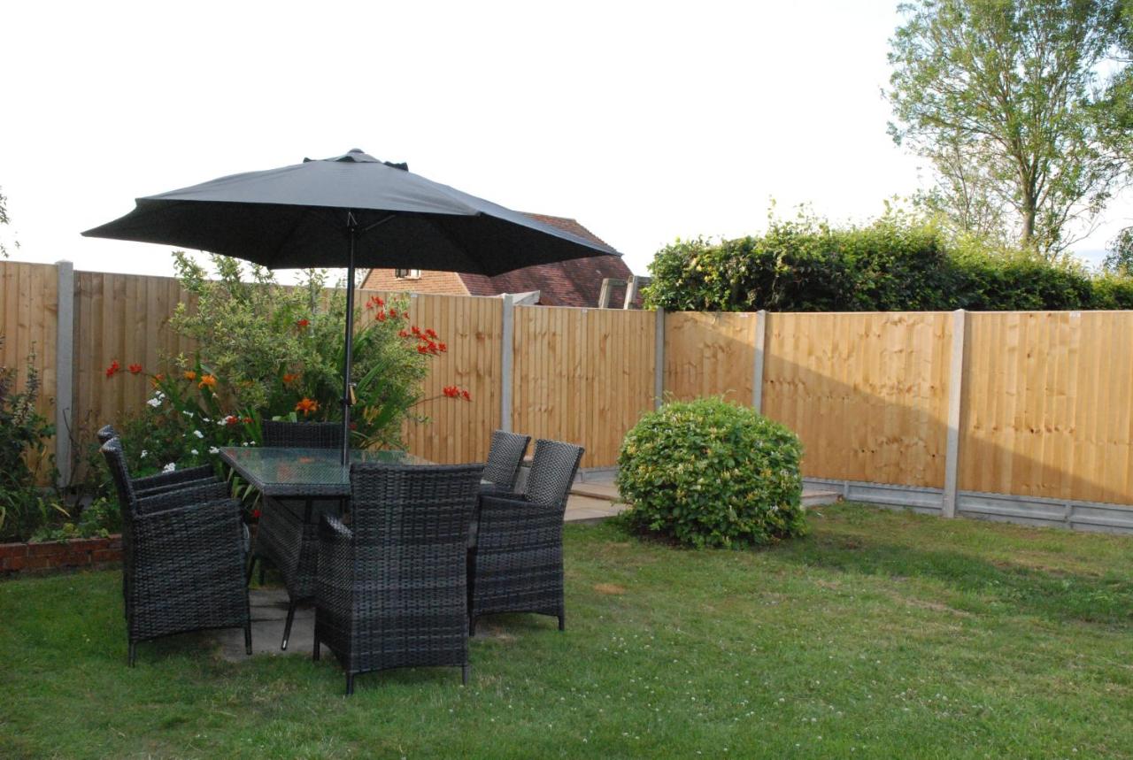 Hollyhock Cottage - B&B