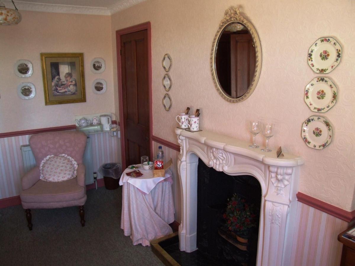 Double Room with Four Poster Bed and Sea View (4)