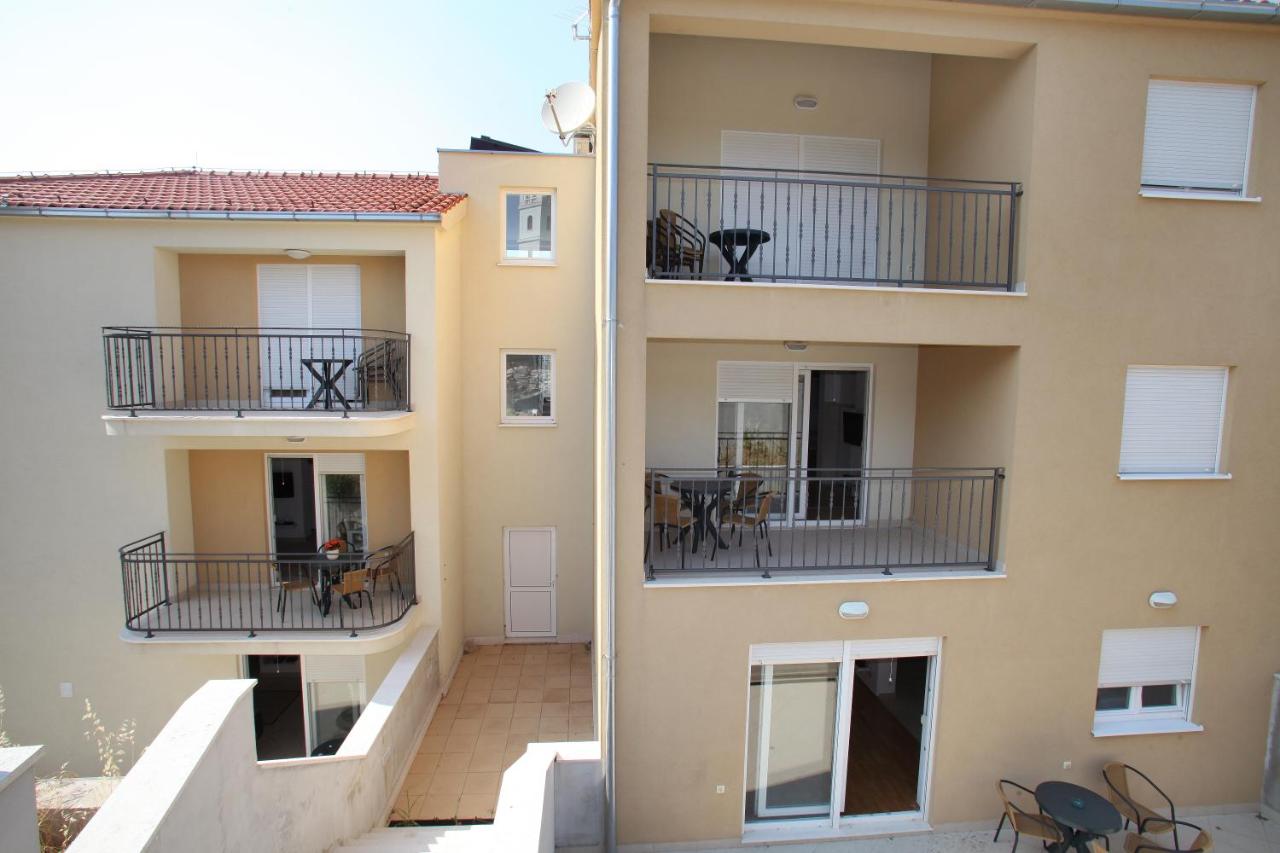 Villa Iris Apartments - Bed and Breakfast Seget Vranjica