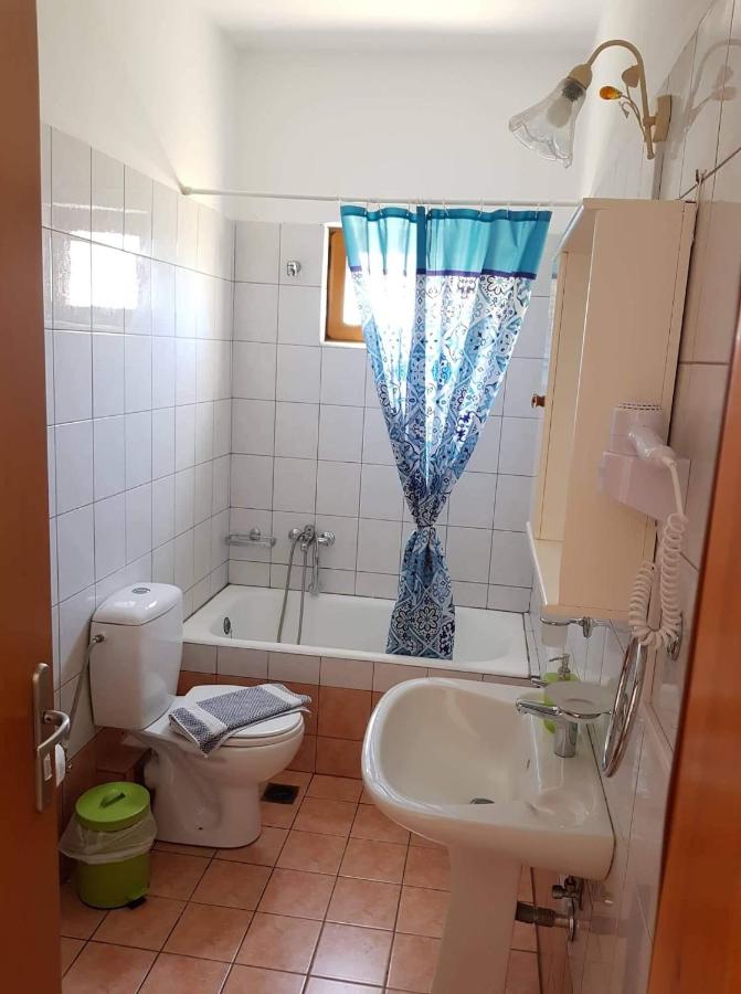 Studio (2 Adults +1 Child)