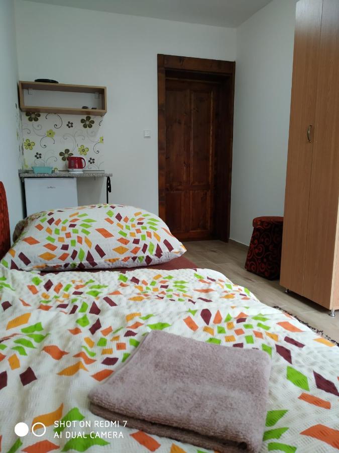 Tweepersoonskamer met 2 Aparte Bedden en Badkamer