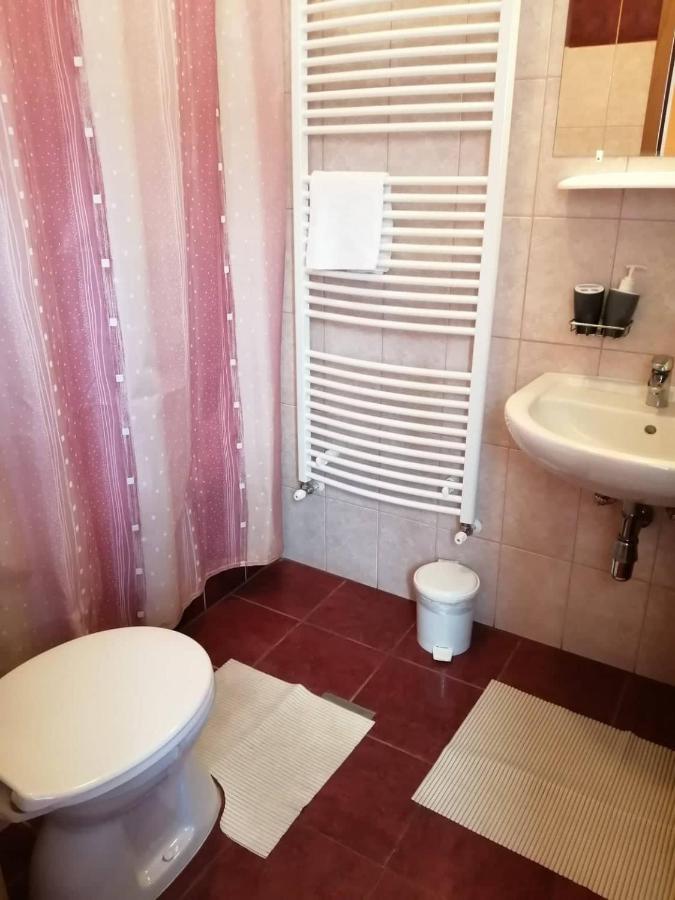 Dreibettzimmer mit Bad