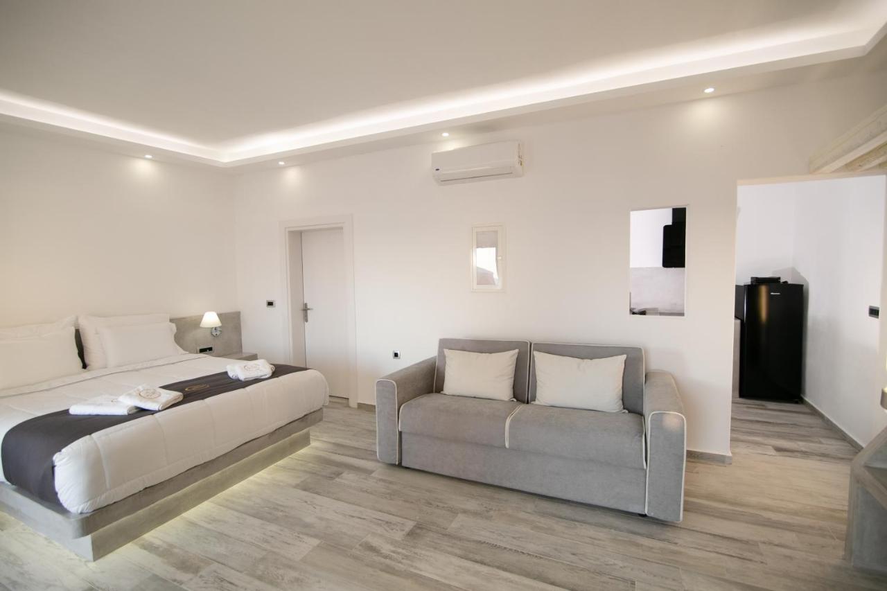 Elegant Suite with outdoor private hot tub & beach front 