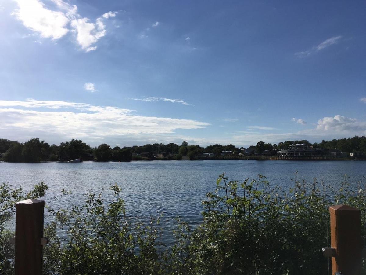 Tattershall Lakeside Lodge Indulgent wheelchair ramp 8 berth with Hot Tub & Starlink - Chambres d'hôtes Tattershall