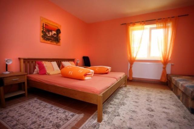 Penzion Tři Koruny - budova Valerie - B&B Havraníky